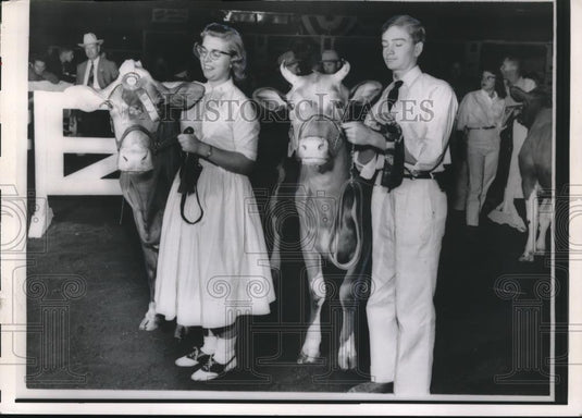 1958 Press Photo Alice Weldy & Paul Jordon At International Dairy Show With Cows - Historic Images