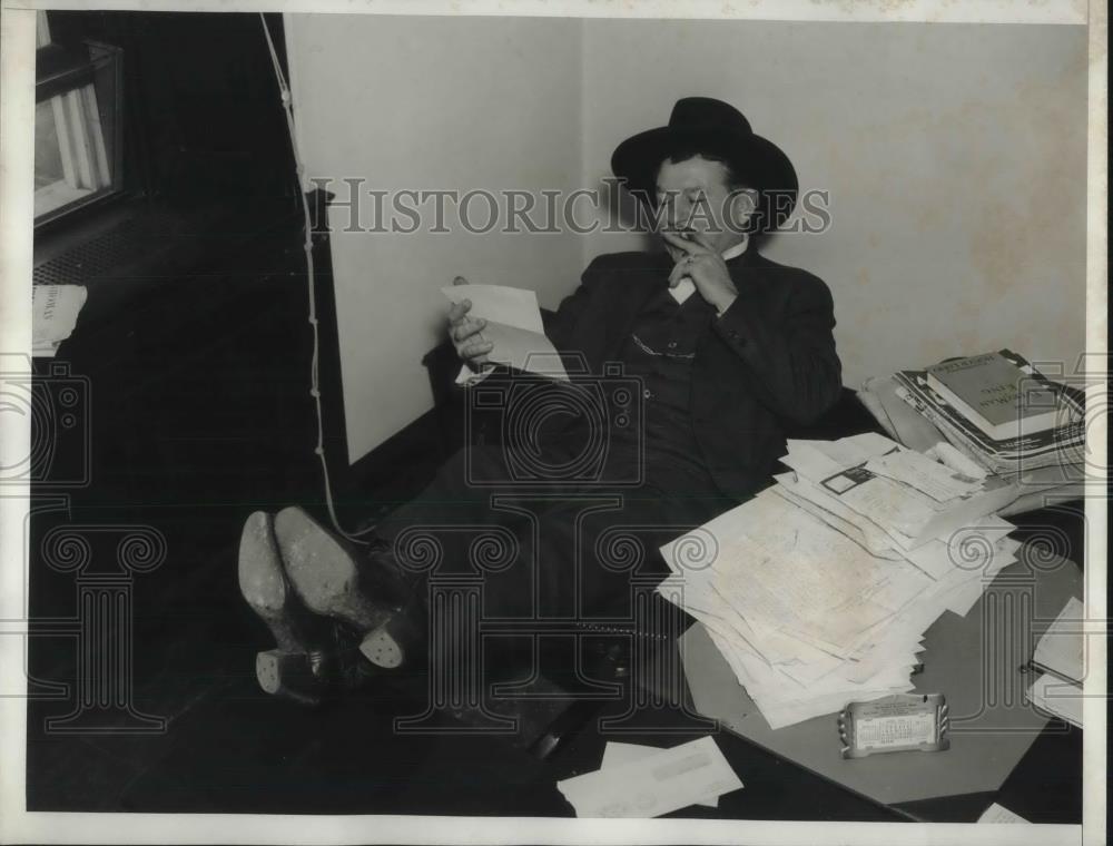 1935 Press Photo Oklahoma Rep. P. L. Gassaway in the House Office Bldg. in D.C. - Historic Images