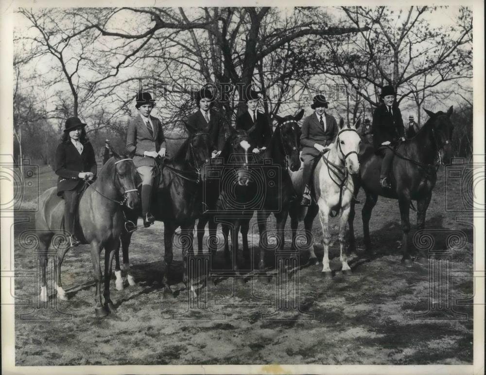 1934 Press Photo Group Rides In Central Park To Prepare For Annual Horse Show - Historic Images