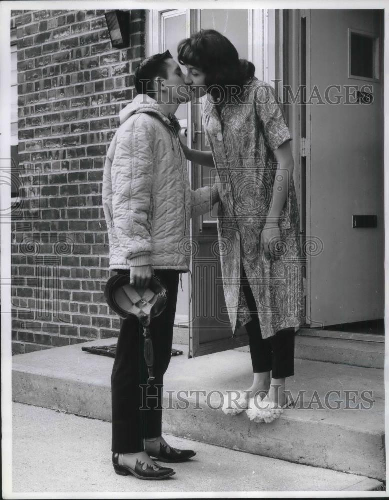 1962 Press Photo Wearing New Riding Boots Jackie Leonard Kisses Wife Sally Ann - Historic Images