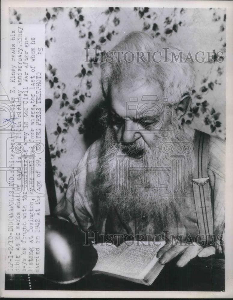 1953 Press Photo William Kiney celebrates his 110th birthday by reading a bible - Historic Images