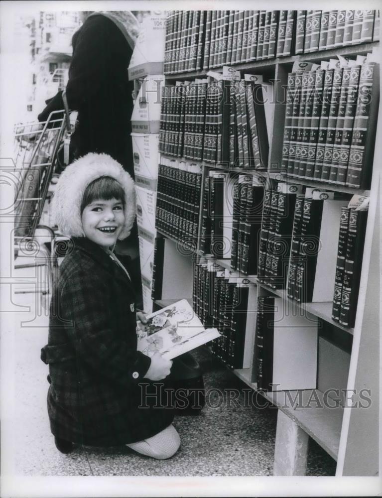 1969 Press Photo Young girl looks for books - nec27516 - Historic Images