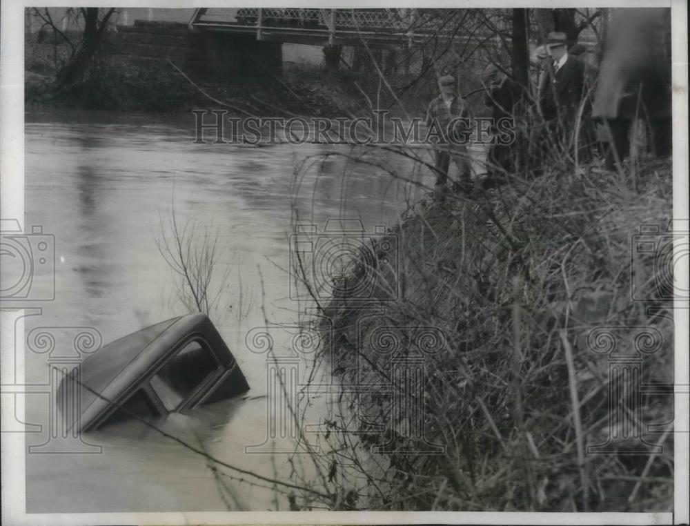 1933 Press Photo 4 die as car is driven in river - nec29926 - Historic Images