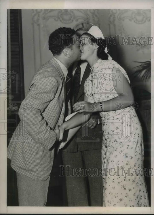 1937 Press Photo Mr & Mrs Herman Ginsberg sharing a kiss after their marriage - Historic Images