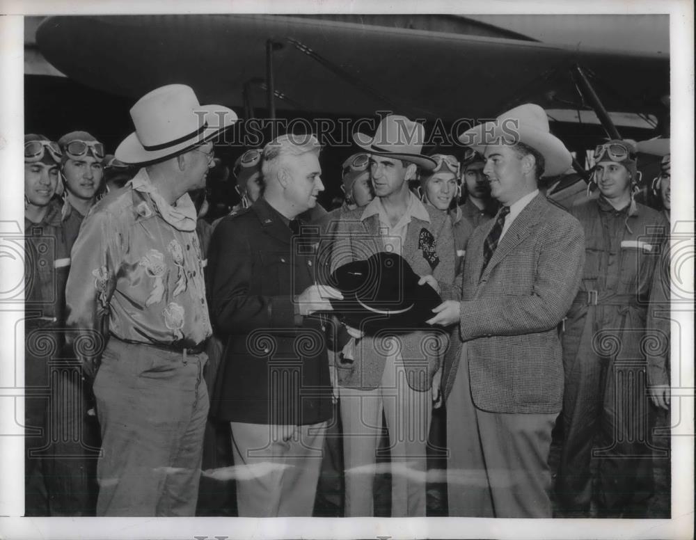 1941 Press Photo Mayor Marshall Waldden gives cowboy hat to Gen. Walter Weaver - Historic Images