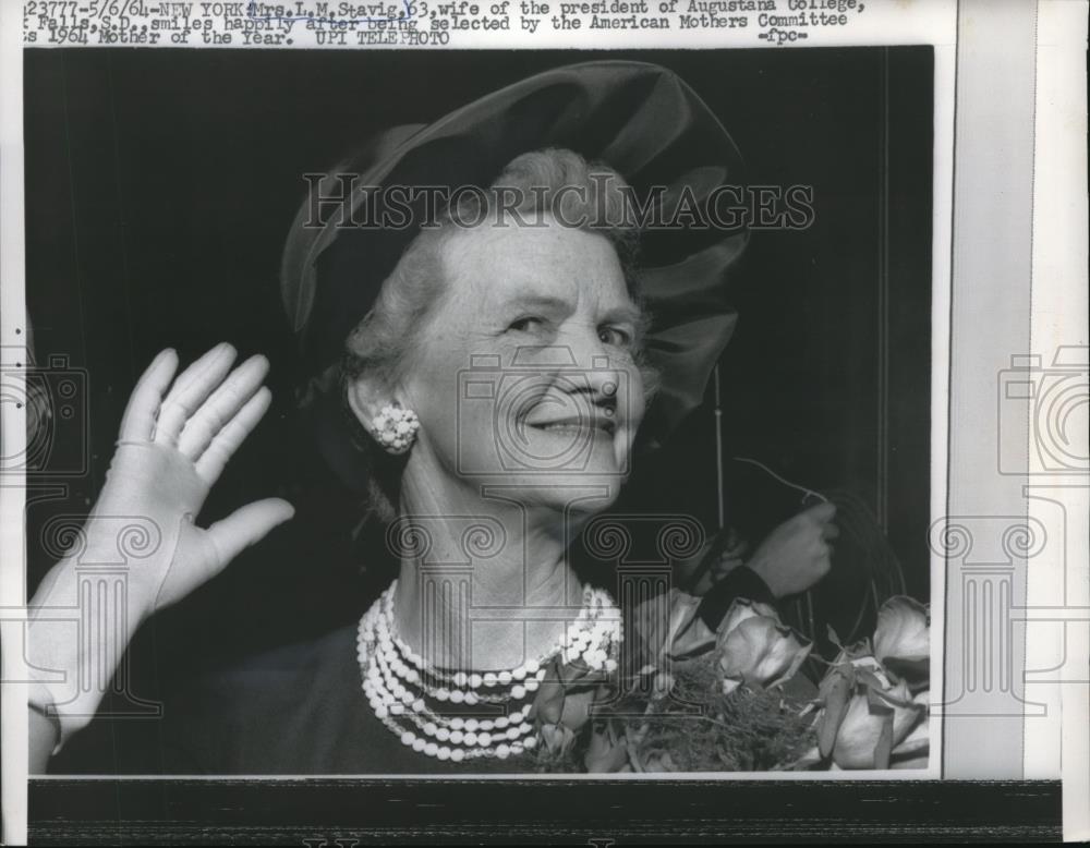 1964 Press Photo NYC, Mrs LM Stavig, wife of pres of Augustana College - Historic Images