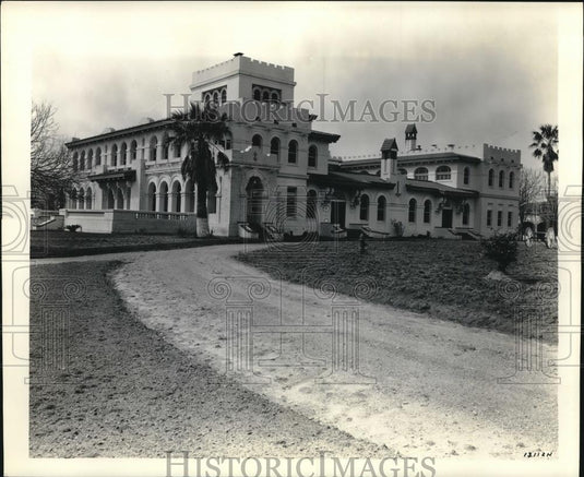 Press Photo Scene from a Grand Villa in a rural setting - Historic Images