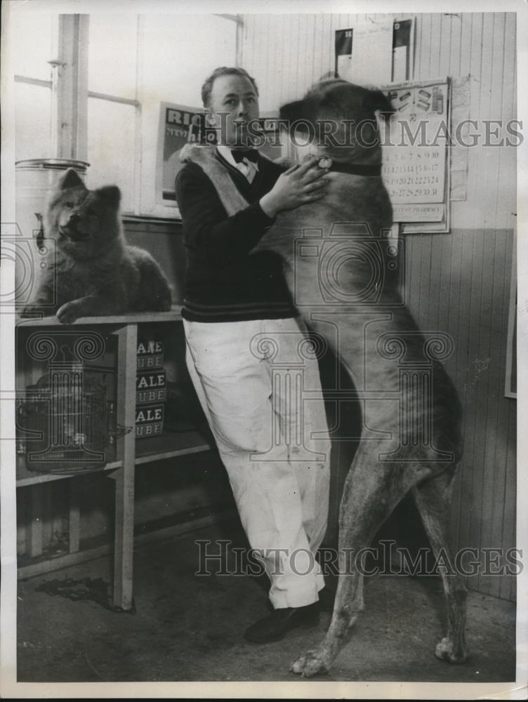 1934 Press Photo George Browne Hugs Great Dane Dog That was Traded For Gas - Historic Images