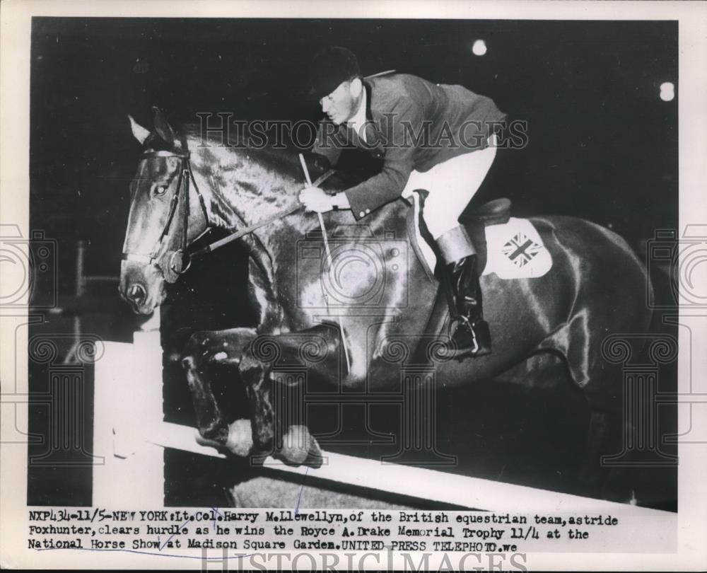 1953 Press Photo Harry McLlewellyn on Foxhunter Wins Royce Drake Trophy New York - Historic Images