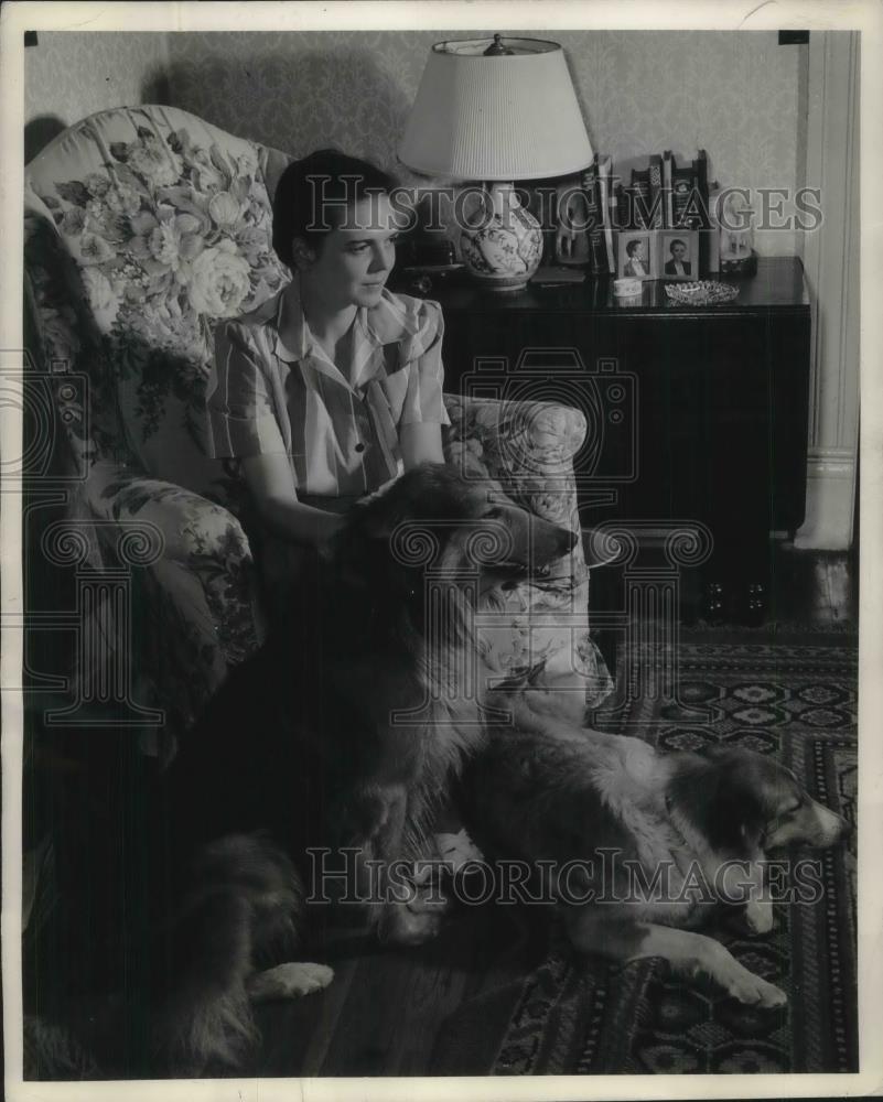 1942 Press Photo Alexa Ford WWII &quot;The Thundering Hero&quot; Poet At Home With Dogs - Historic Images