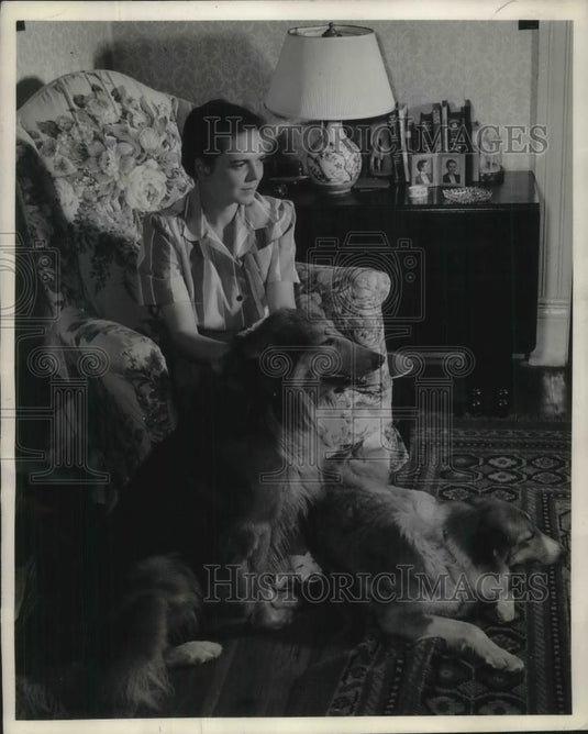 1942 Press Photo Alexa Ford WWII "The Thundering Hero" Poet At Home With Dogs - Historic Images
