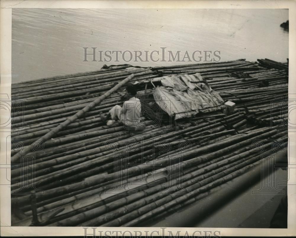 1939 Press Photo Ecuadorian Indians Raft Down Guyaquil River On Bamboo Logs - Historic Images