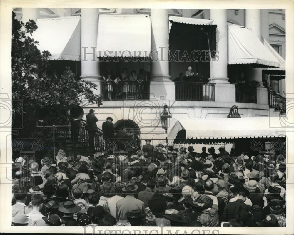 1941 Press Photo President Franklin D. Roosevelt greets egg rollers. Washington - Historic Images