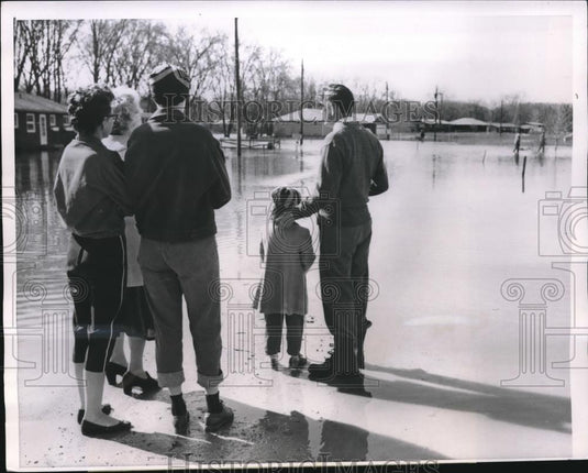 1959 Press Photo Flooding of Rock River Along Shore Drive in Rockford, Illinois - Historic Images