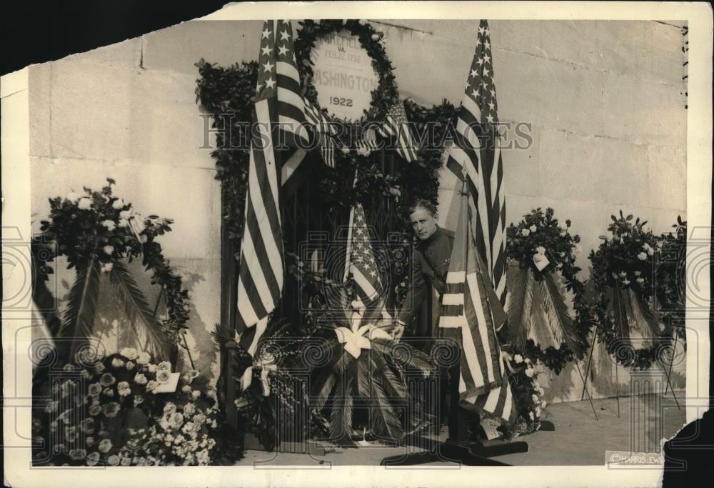 1922 Press Photo Col. C.O. Sherrill places wreath on Washington's Monument - Historic Images