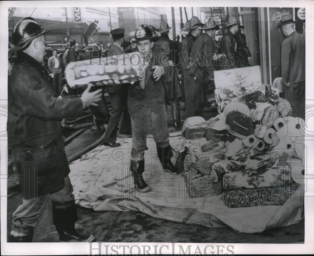 1955 Press Photo Cinncinati, Ohio firemen with victims at scene of fire - Historic Images