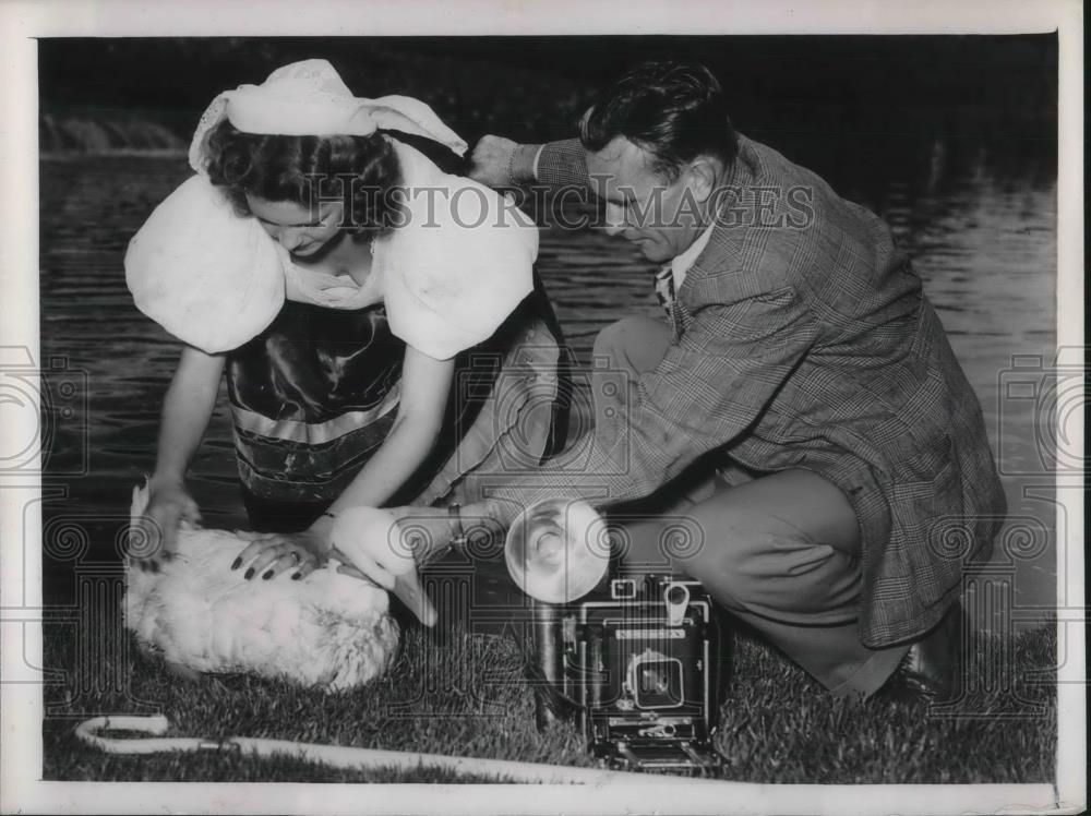 1946 Press Photo Hollywood Park Goose Girl Dixie Duane Washes Clarissa - Historic Images