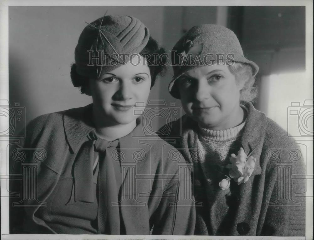 1934 Press Photo Ms. Hasker and Mrs. Paddleford in court today. - nec38542 - Historic Images