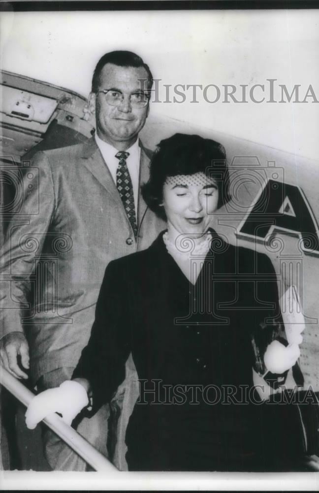 1960 Press Photo Mr. and Mrs. William Newberg arrive in Detroit Michigan - Historic Images