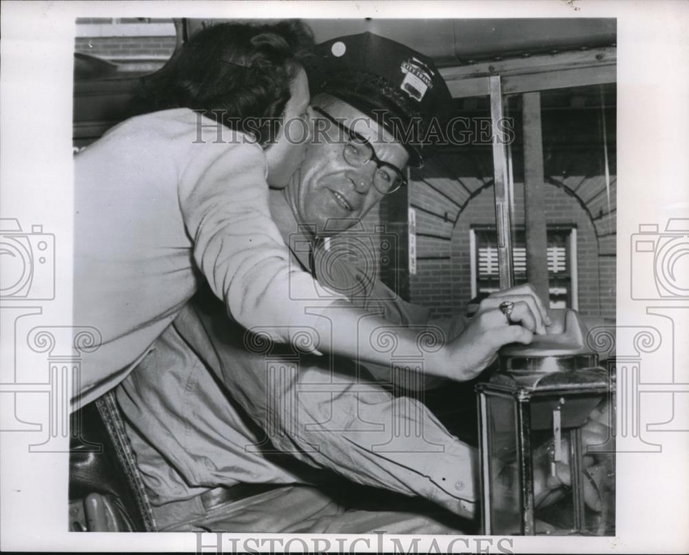 1955 Press Photo St Louis, Mo Mrs Frank Bertani at end of transit strike on bus - Historic Images