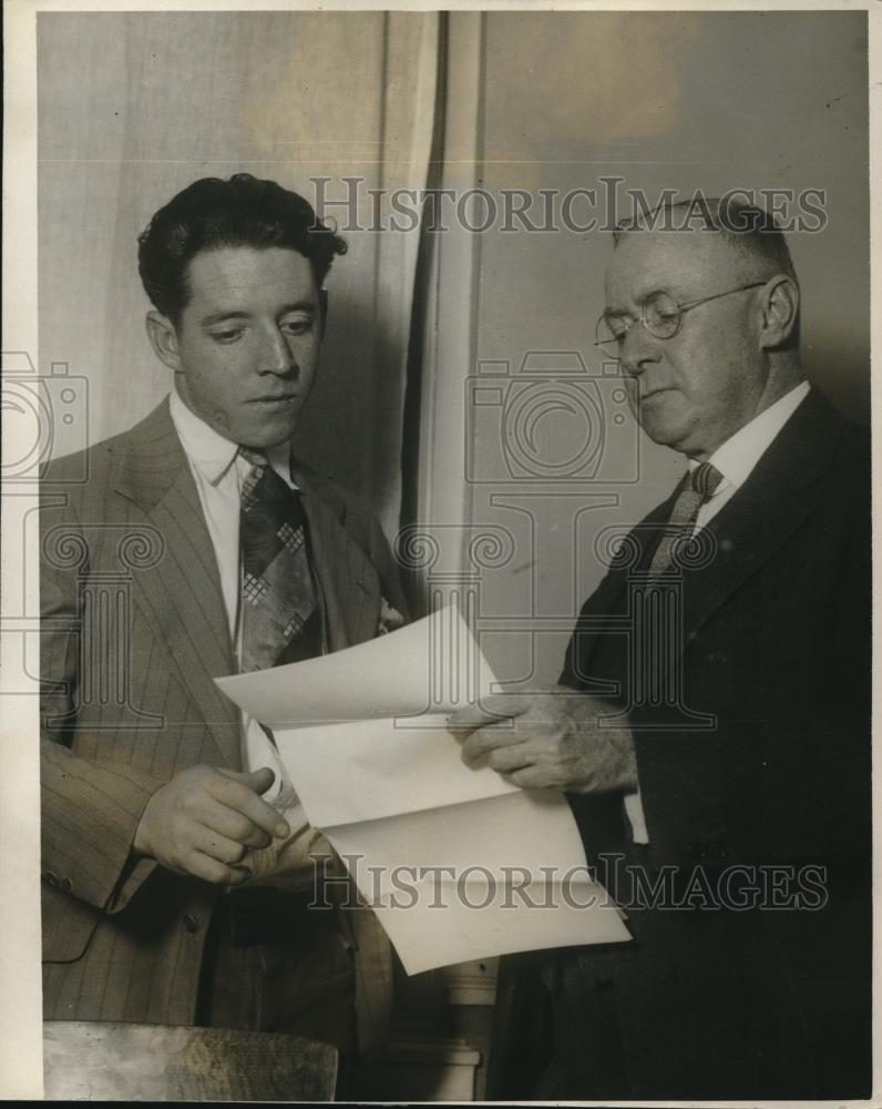 1926 Press Photo Clarence P &quot;Buck&quot; Kelly (left) &amp; his lawyer Atty. Milton U&#39;Ren, - Historic Images