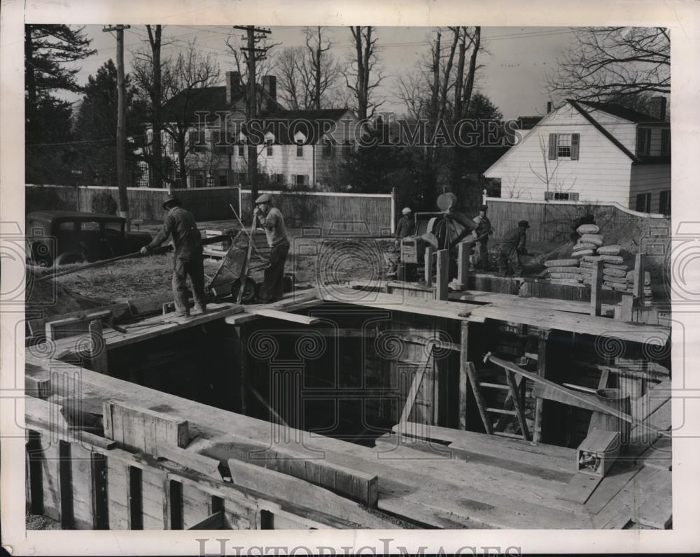 1948 Press Photo Groups Differ Over How Much It Costs To Build Modern Homes - Historic Images