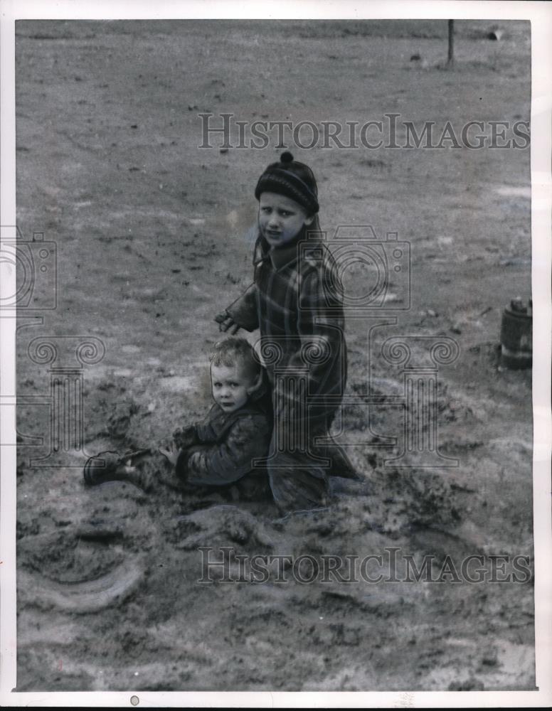 1954 Press Photo William Meyer and brother Michael trap in the mud in Milwaukee - Historic Images