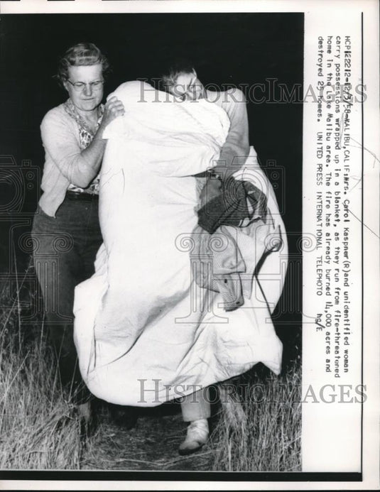 1958 Press Photo Forest Fire in Mailbu CA Forces People From their Homes - Historic Images