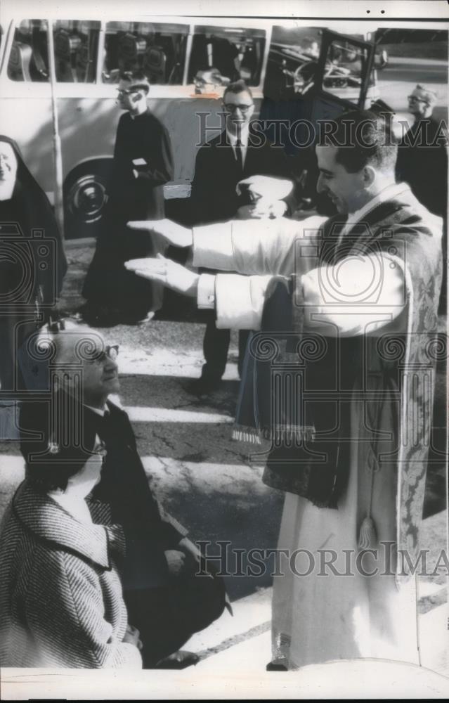 1962 Press Photo Father Kevin Ricker blesses his parents. Mr. and Mrs. Ricker - Historic Images