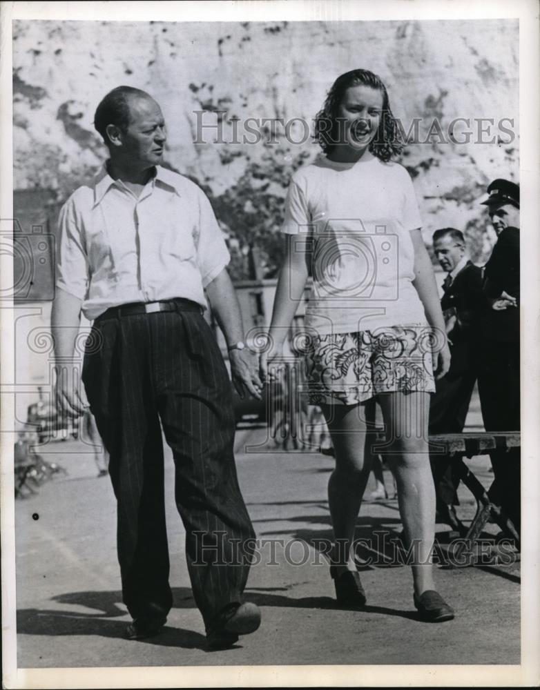 1949 Press Photo Swimmer Shirley Mae France With Her Father - nec35359 - Historic Images