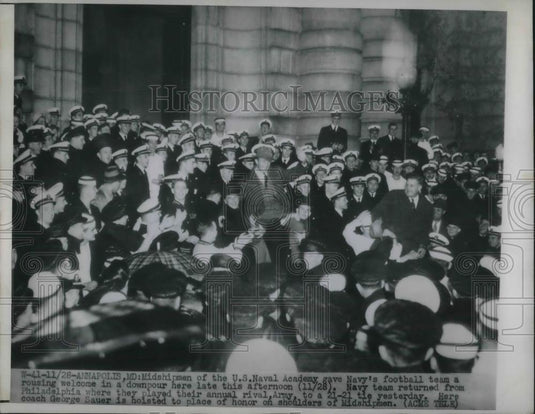 1948 Press Photo Midshipmen of US Naval academy welcomes navys football team. - Historic Images
