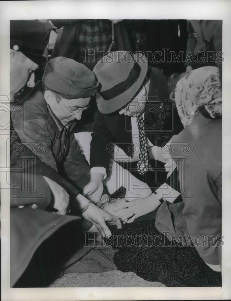 1946 Press Photo Freeport, NY Dr RW Grover aids Simonie Perras hit by a train - Historic Images