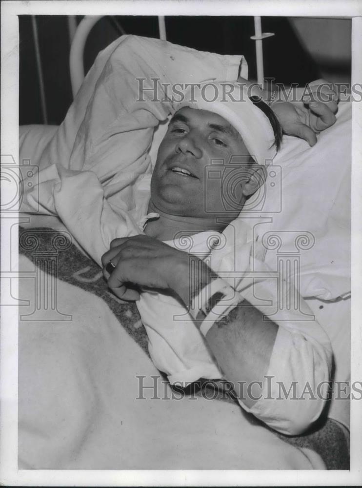 1944 Press Photo Coast Gaurd Kenneth Sneather assaulted by murder suspect. - Historic Images