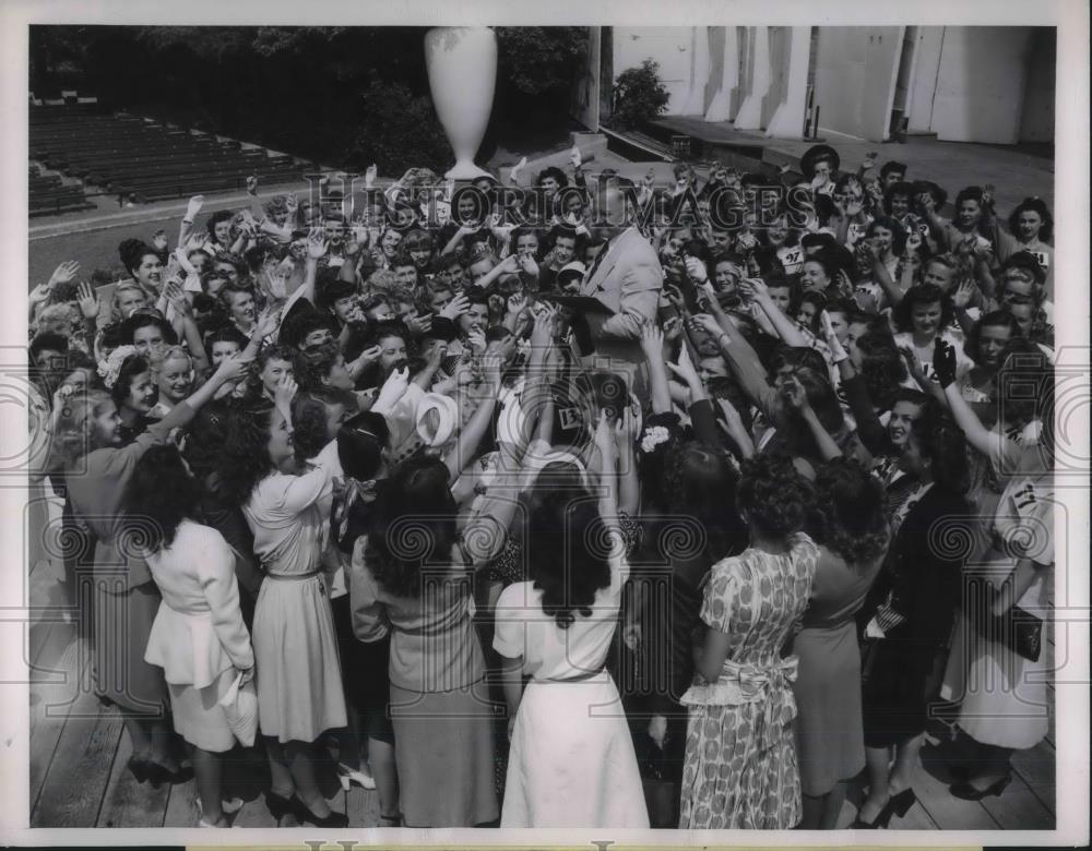 1947 Press Photo Ray Darby in middle of girls filing for Centennial Girl Contest - Historic Images