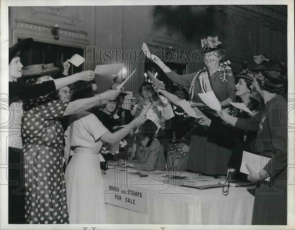 1942 Press Photo D.A. R. Buys Quarter Million Dollars in War Bonds - nec36520 - Historic Images