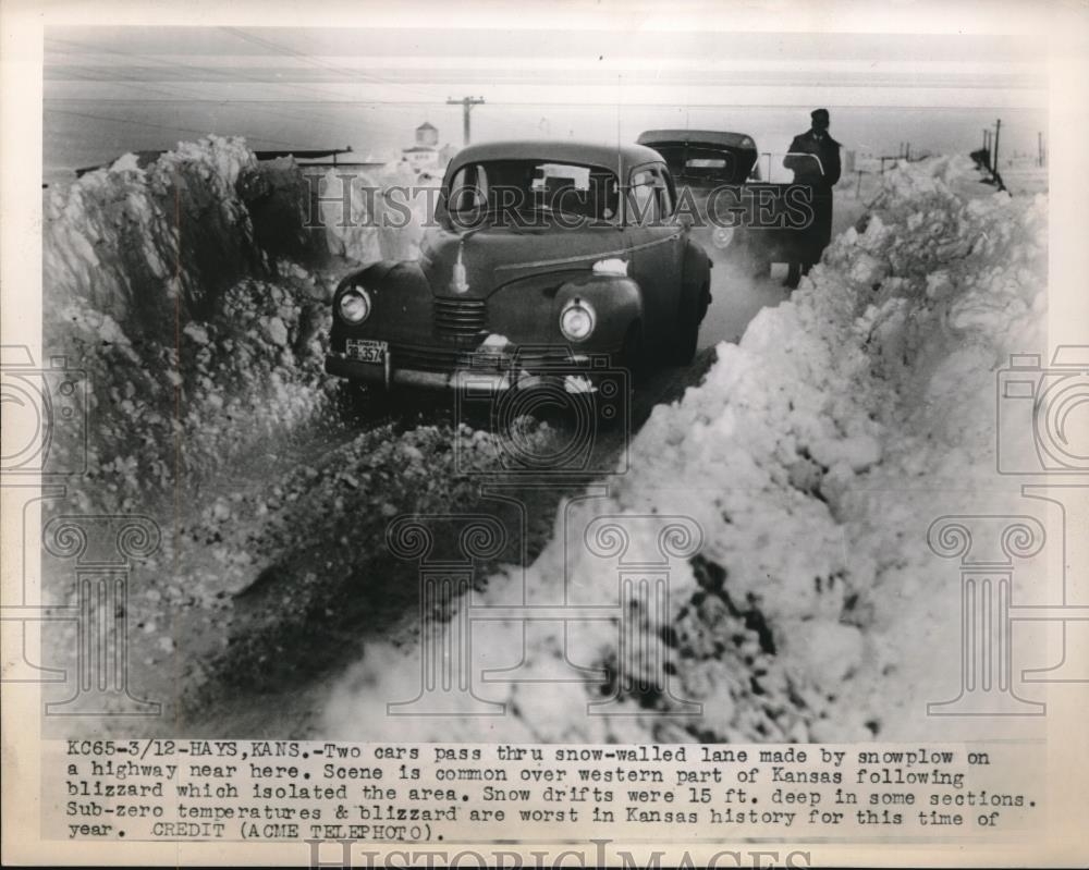 1948 Press Photo Cars Pass Thru Snow Walled Lane In Kansas Winter Storm - Historic Images