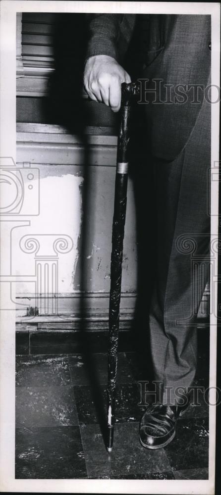 1968 Press Photo Man Standing With A Cane - Historic Images
