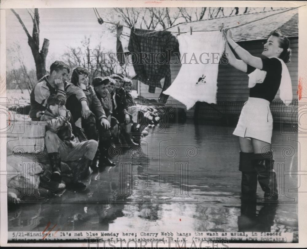 1950 Press Photo Cherry Webb hangs wash in flood area of Winnipeg, Canada - Historic Images