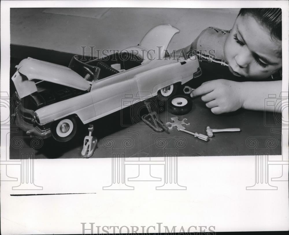 1952 Press Photo Kid is a toy mechanic - Historic Images
