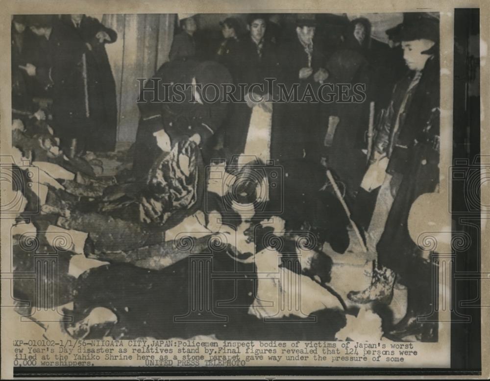 1956 Press Photo 121 Japanese die when stone parapet gives way as they worship - Historic Images