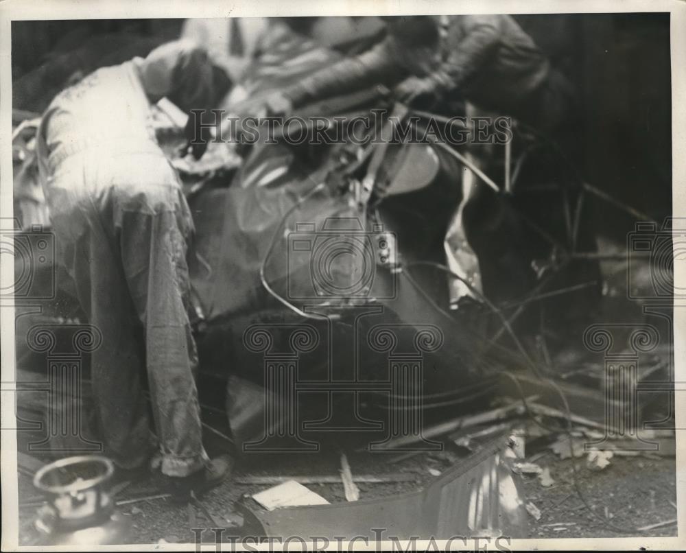 1929 Press Photo Man Digs Through Wreckage Of Lady Health Crash In Cleveland - Historic Images