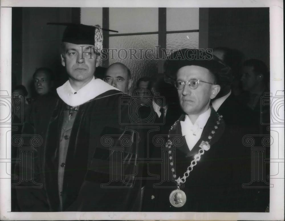 1948 Press Photo Dr Robert M Hutchins, chancellor of University of Chicago and - Historic Images