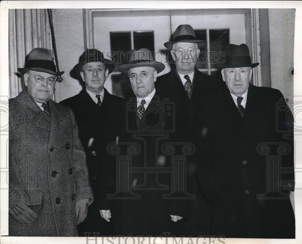 1945 Press Photo Congressional Advisers along With Military Officials in DC - Historic Images