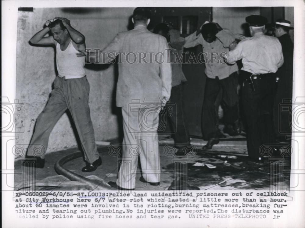 1955 Press Photo Police lead prisoners out of cellblock at City Workhouse - Historic Images