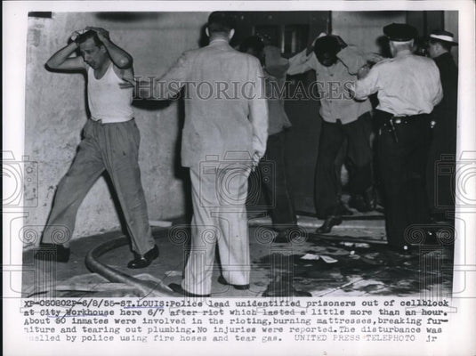 1955 Press Photo Police lead prisoners out of cellblock at City Workhouse - Historic Images