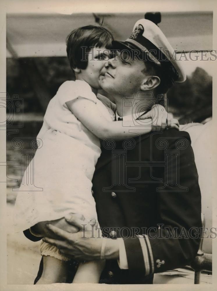 1927 Press Photo Phila, Pa. Lt Samuel Wilson &amp; daughter - Historic Images