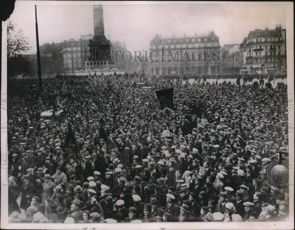 1936 Press Photo Crowd Gathers In Place De La Bastille In Paris - Historic Images