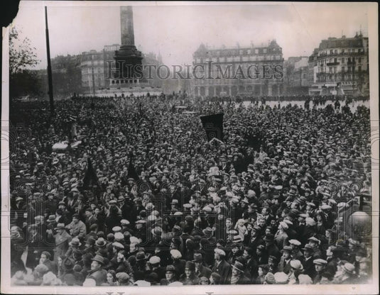 1936 Press Photo Crowd Gathers In Place De La Bastille In Paris - Historic Images