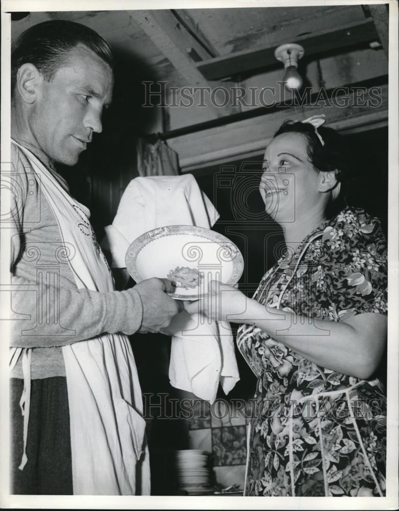 1939 Press Photo Mr &amp; Mrs Jack Roper at their home, boxer - Historic Images