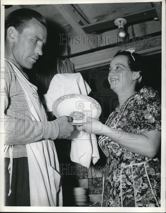 1939 Press Photo Mr & Mrs Jack Roper at their home, boxer - Historic Images